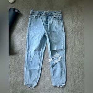 Abercrombie High-Rise Mom Jean (light wash)